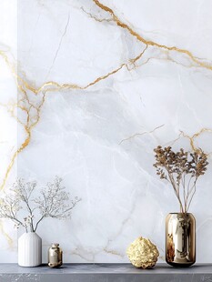 大理石背景下的雅致摆件