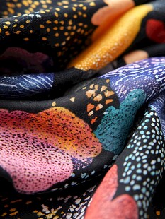 多彩印花丝绸面料细节
