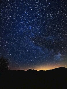 夜空繁星下的山峦美景