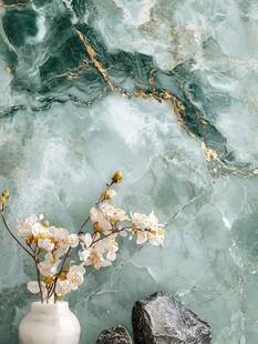 玉色大理石前的雅致花束