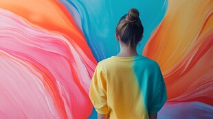 女孩背对多彩流动背景