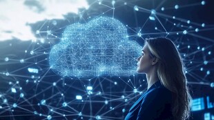 女性凝视云端的科技景象