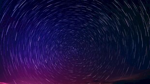 星轨流转的梦幻夜空