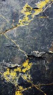 斑驳纹理的岩石表面