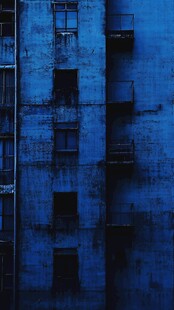 蓝色老旧居民楼外立面