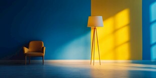 蓝黄墙边的椅与落地灯
