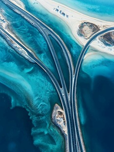 蓝色海域中的交错公路