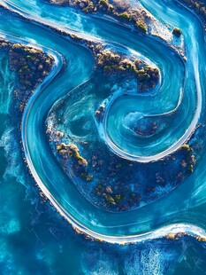 蓝色蜿蜒河流绝美航拍图