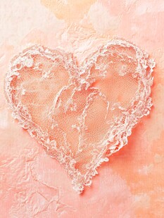 粉色背景上的蕾丝心形图案
