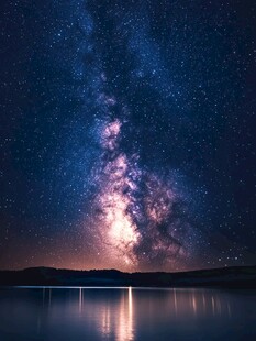 湖畔璀璨星空梦幻夜景