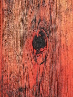 红色木纹上的独特树结