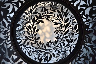 圆形花卉镂空窗景