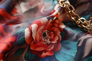 印花丝绸与金链精致搭配