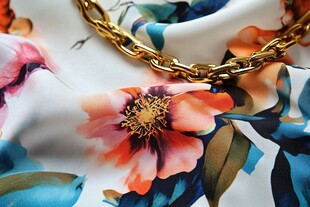 花卉丝巾配金色链条饰品