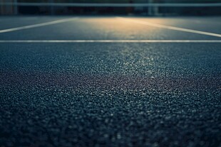 空旷沥青路面的光影景致