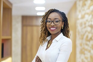 自信微笑的非洲裔职场女性