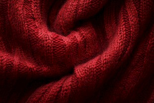 红色针织围巾纹理特写