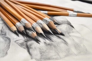 铅笔排列于素描画作之上