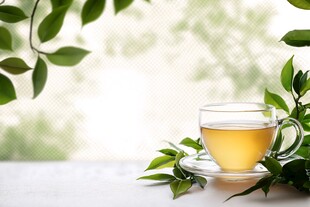 一杯清茶伴绿叶享静谧