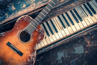复古吉他与旧钢琴的邂逅