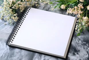 空白笔记本与花卉静物