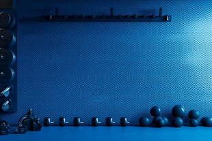 蓝色调健身器材静物图