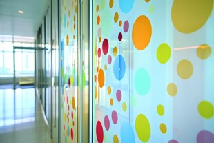 彩色圆点装饰的玻璃走廊