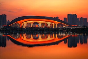 黄昏下的城市建筑倒影之美