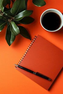 橙底色上的办公休闲小景