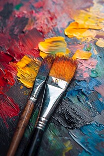 调色板上的画笔与缤纷颜料