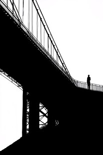 桥上独行者的剪影