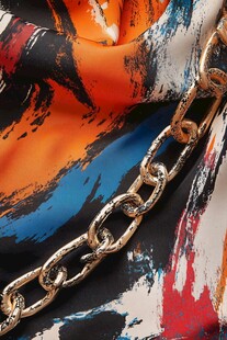 多彩印花布上的金属链条