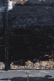 斑驳黑墙下的沧桑角落