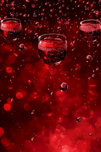 红影中的梦幻酒杯