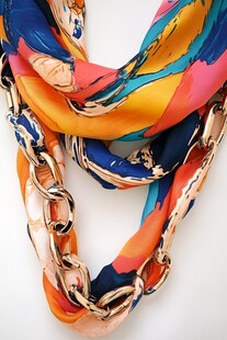 多彩丝巾搭配金属链条装饰