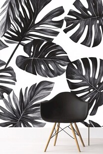 黑叶墙纸前的简约黑椅