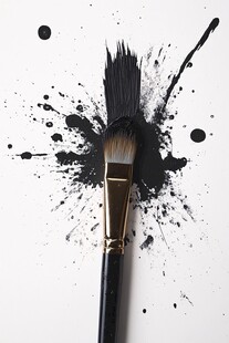 蘸墨画笔与飞溅墨点