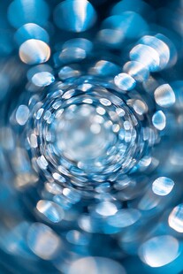 梦幻蓝色光斑抽象背景图