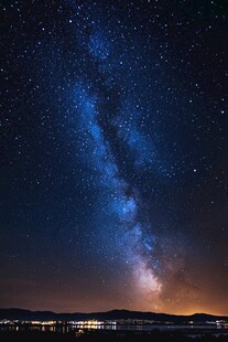 璀璨银河下的城市与远山