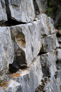 石块垒砌的粗糙石墙