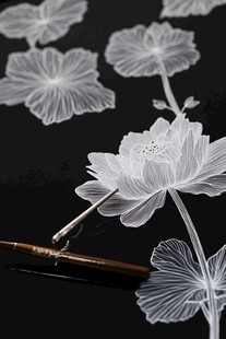 纸艺荷花与画笔的艺术呈现