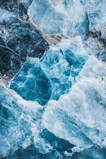 蓝色晶莹冰块纹理特写