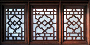 中式古典雕花木质窗棂