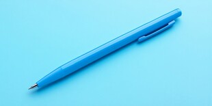 蓝色简约圆珠笔特写