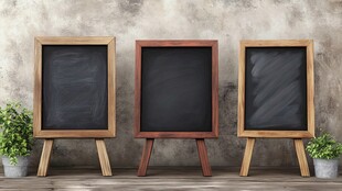 三块木质小黑板靠墙而立