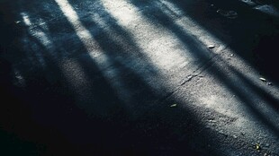 地面光影纹理特写