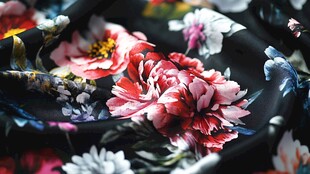 黑色花卉印花丝绸面料