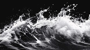 黑白海浪激情翻涌瞬间