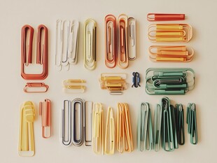 多彩回形针的创意排列展示