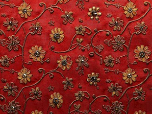红色绣布上的精美花卉图案